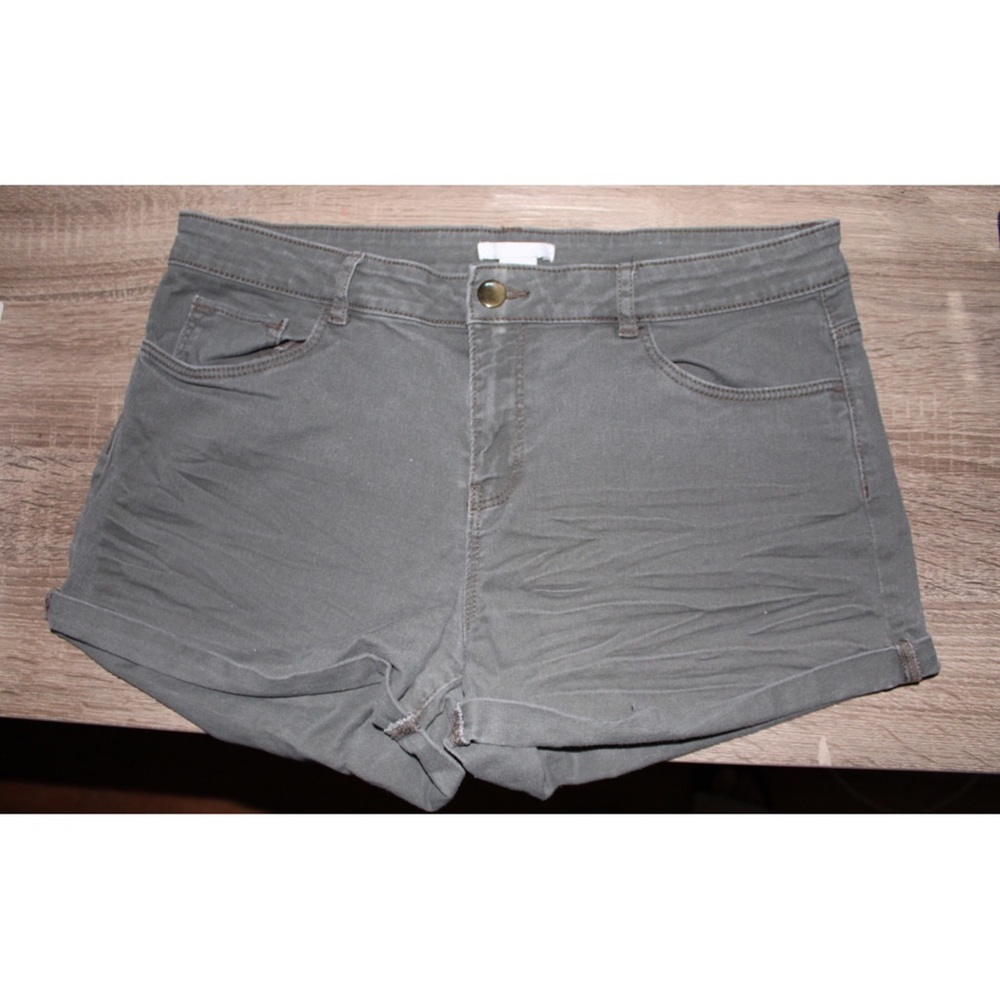 H&M’s Dark Khaki 3” Shorts